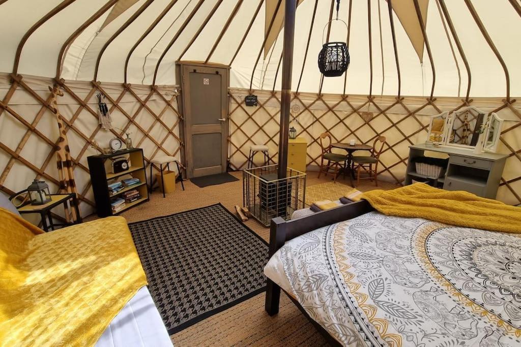 Bronfelen Yurt Hotel Cynghordy Exterior photo